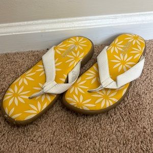 White Daisy Aerosoles Sandals, size 7